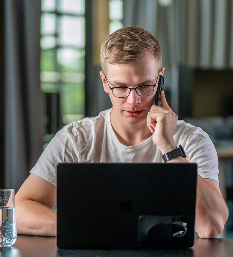 Cedric Rust telefonierend vor dem Laptop